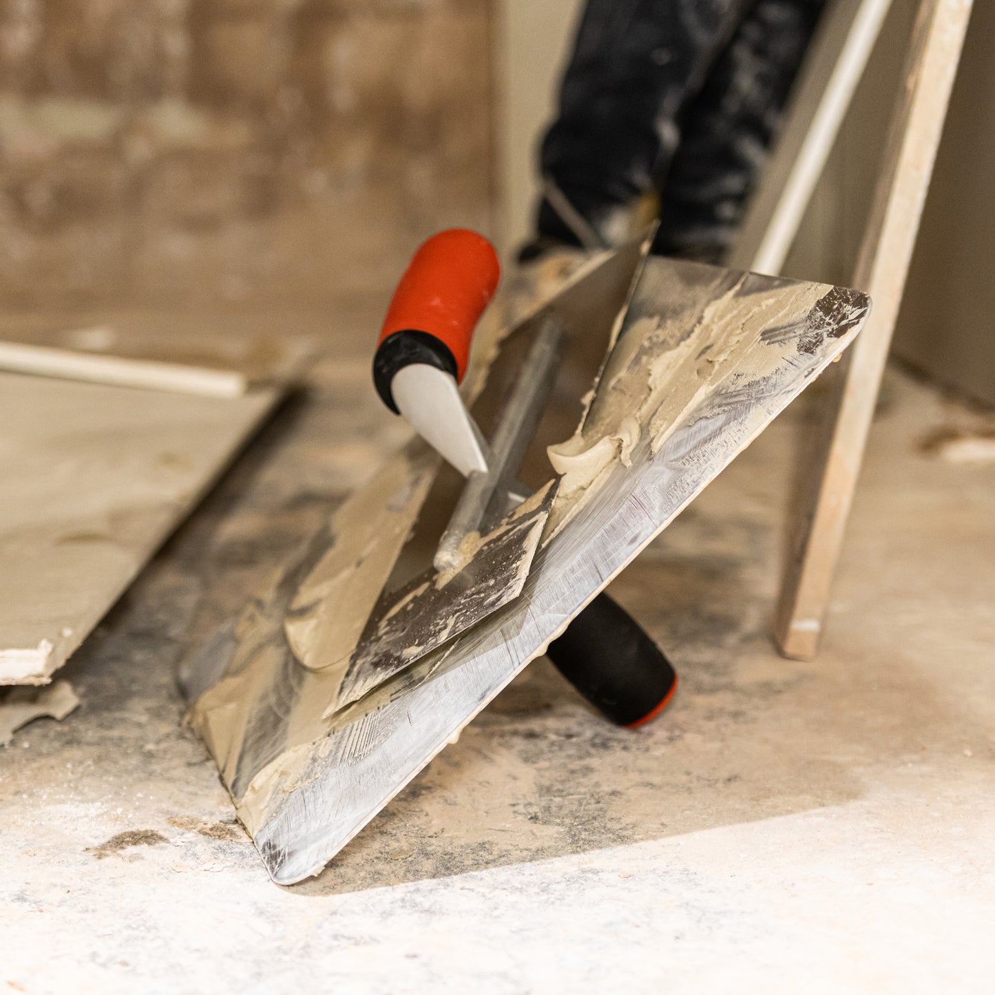 TIMCO Aluminium Hawk, Premium Plasterers Hawk, Heavy Duty but Lightweight Aluminium with Soft-Grip Handle - 13 x 13" - Image